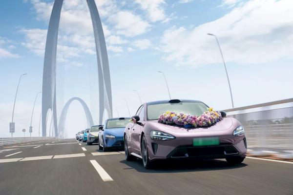 Chê Rolls-Royce và Bentley, cặp đôi này dùng Xiaomi SU7 làm xe hoa rước dâu: Dù không sang nhưng ai cũng phải ngước nhìn - Ảnh 1.