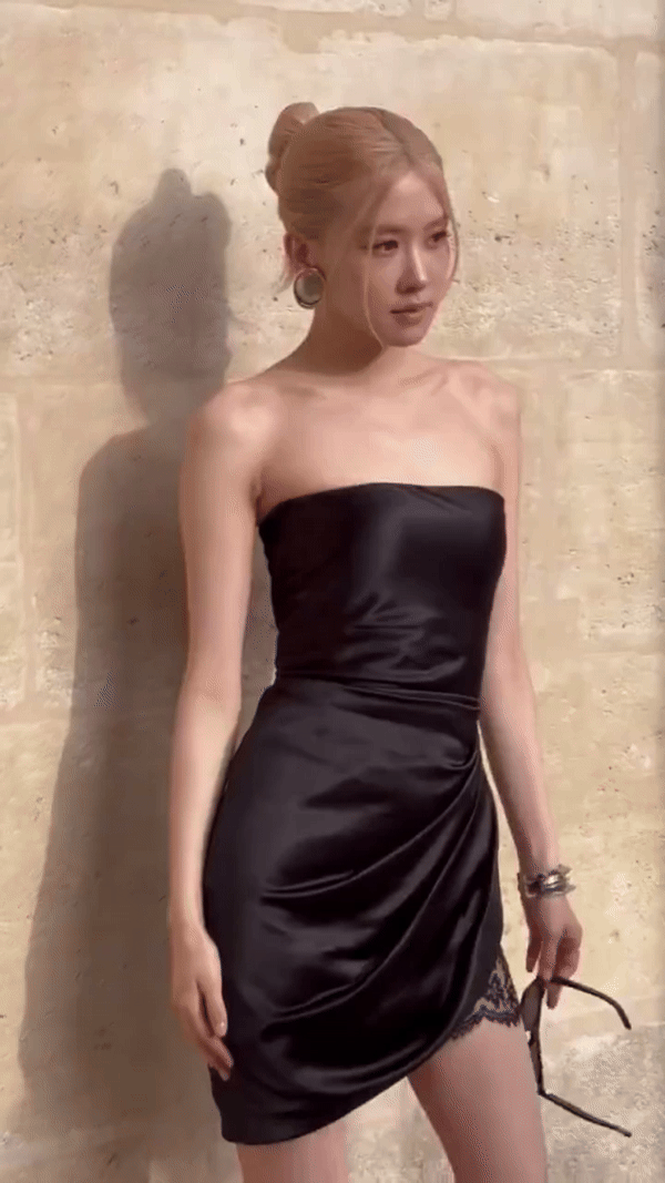 “Quý cô Saint Laurent” Rosé chỉ mặc all black cũng ở đẳng cấp khác, dù liên tục phải chỉnh váy vì gầy - Ảnh 6.