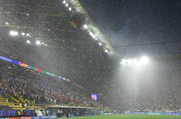 Hài hước: Trận đấu tại Euro 2024 bị dừng vì sấm sét kinh hoàng, sân dột như thác, cổ động viên nhảy múa tắm mưa - Ảnh 2.