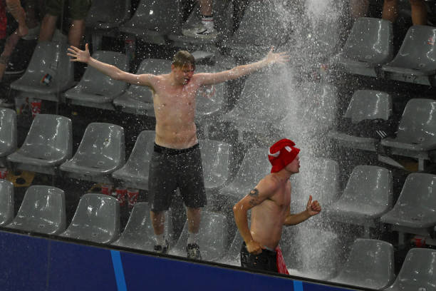 Hài hước: Trận đấu tại Euro 2024 bị dừng vì sấm sét kinh hoàng, sân dột như thác, cổ động viên nhảy múa tắm mưa - Ảnh 7.