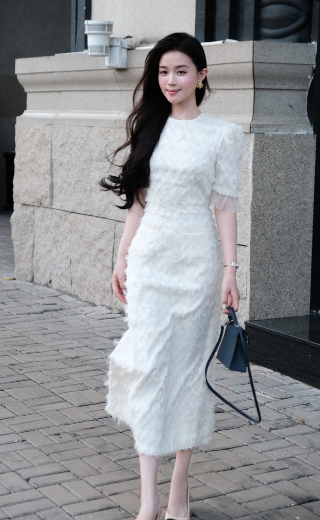 8 mẫu váy trắng duyên dáng, hack tuổi cực khéo, giúp nàng công sở tuổi 30+ mặc đẹp như Lưu Diệc Phi trong phim - Ảnh 12.