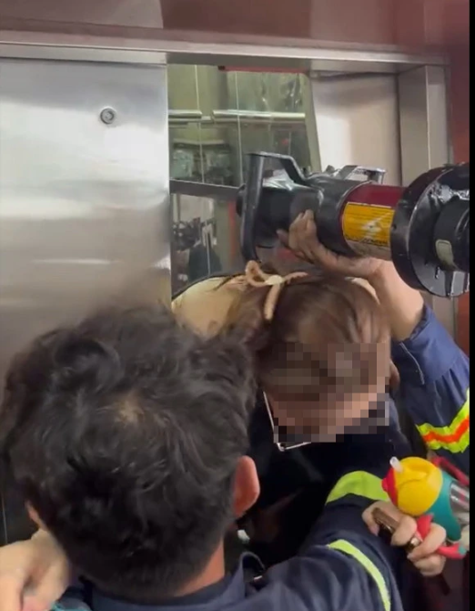 Giải cứu cô gái cùng cháu bé 2 tuổi mắc kẹt trong thang máy - Ảnh 3.