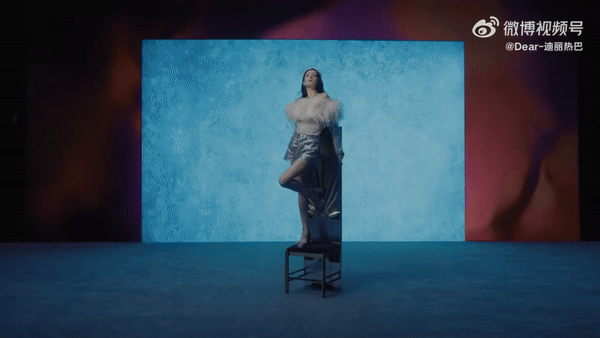 Địch Lệ Nhiệt Ba với vóc dáng gầy guộc khiến người hâm mộ lo lắng