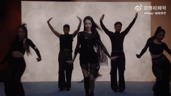 Địch Lệ Nhiệt Ba lên sóng với visual đầy ấn tượng