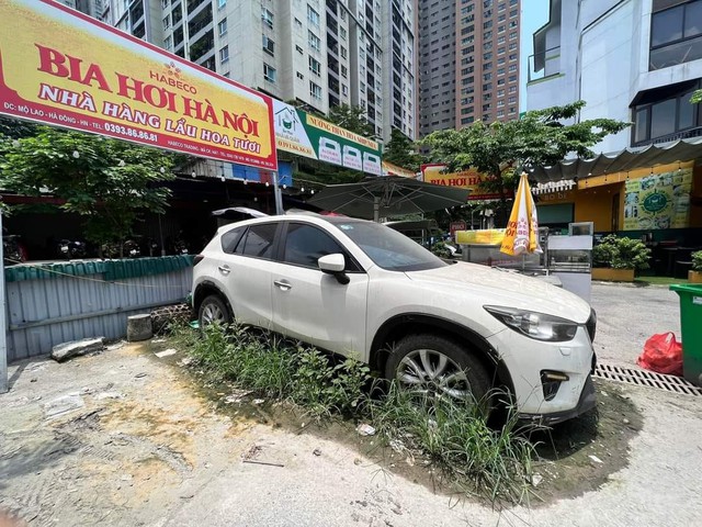 Bí ẩn chiếc Mazda CX-5 nằm chỏng chơ trước cửa quán bia từ dịch Covid-19: Hé lộ về chủ nhân - Ảnh 1.