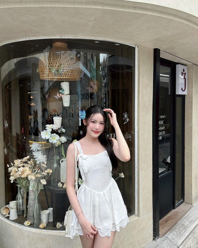 Tiểu thư 2k3 Tăng Mỹ Hàn và 9 lần diện váy trắng khiến HIEUTHUHAI “lo lắng” - Ảnh 1.