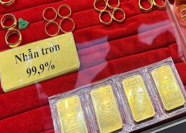 Giá vàng nhẫn và SJC ‘vênh’ 980.000 đồng/lượng - Ảnh 1.