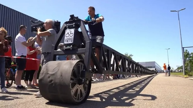 Quái vật kim loại dài 55 mét: Xe đạp dài nhất thế giới phá vỡ kỷ lục Guinness - Ảnh 1.