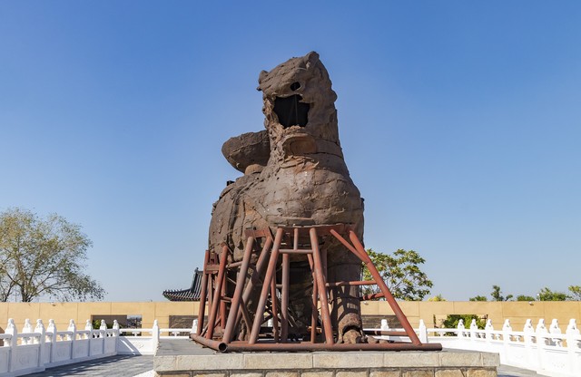Con sư tử sắt nặng 32 tấn tại Trung Quốc đã tồn tại hàng nghìn năm trước mưa gió, nhưng lại bị đổ do sự bảo vệ tự cho mình là đúng của các chuyên gia! - Ảnh 4.