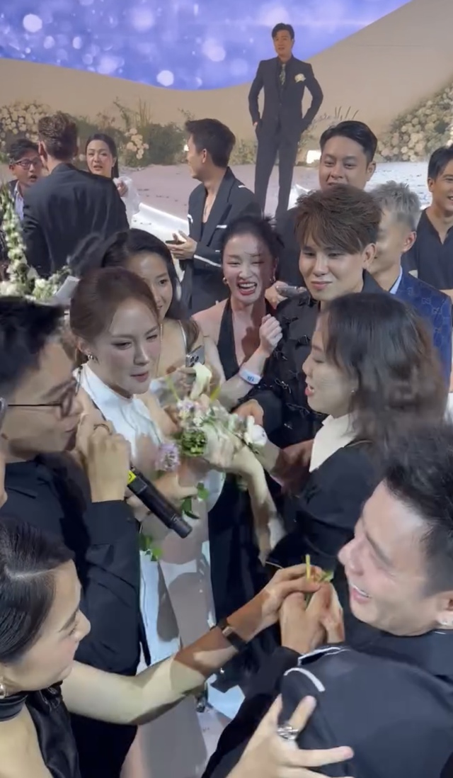 2 khách mời lao vào tranh giành hoa cưới đến tả tơi trong đám cưới của Midu gây tranh cãi - Ảnh 2.