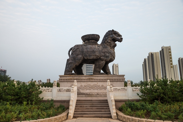 Con sư tử sắt nặng 32 tấn tại Trung Quốc đã tồn tại hàng nghìn năm trước mưa gió, nhưng lại bị đổ do sự bảo vệ tự cho mình là đúng của các chuyên gia! - Ảnh 1.