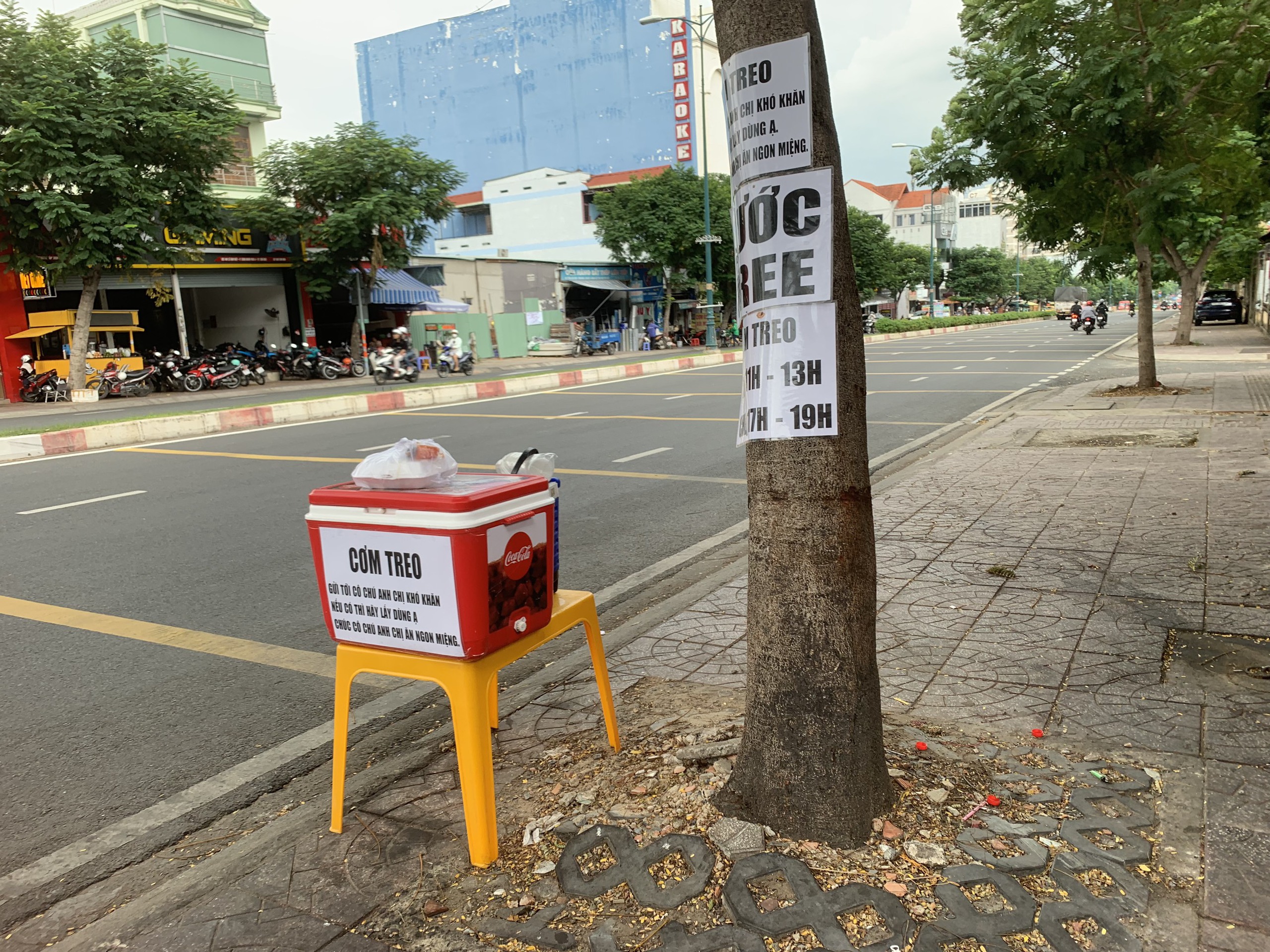 Người Sài Gòn “kỳ lạ” treo cơm khắp nơi: Cô bán vé số, chú đánh giày khỏi lo bữa ăn - Ảnh 1. Người Sài Gòn “kỳ lạ” treo cơm khắp nơi: Cô bán vé số, chú đánh giày khỏi lo bữa ăn - Ảnh 1.