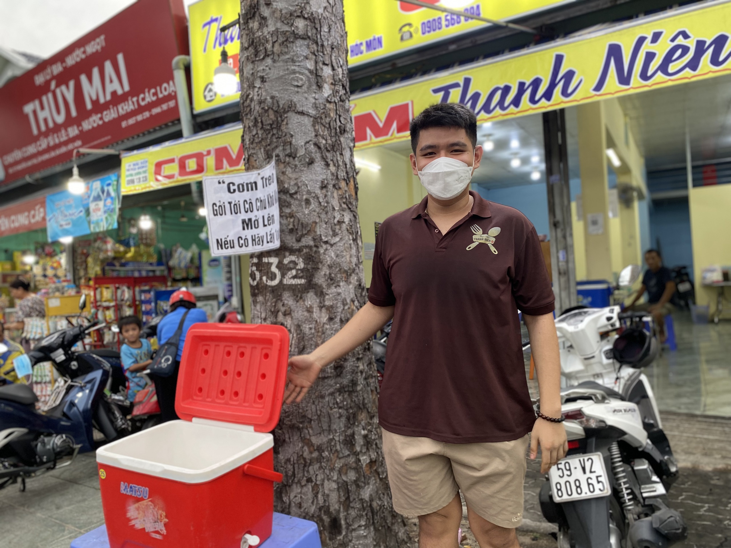 Người Sài Gòn “kỳ lạ” treo cơm khắp nơi: Cô bán vé số, chú đánh giày khỏi lo bữa ăn - Ảnh 2. Người Sài Gòn “kỳ lạ” treo cơm khắp nơi: Cô bán vé số, chú đánh giày khỏi lo bữa ăn - Ảnh 2.