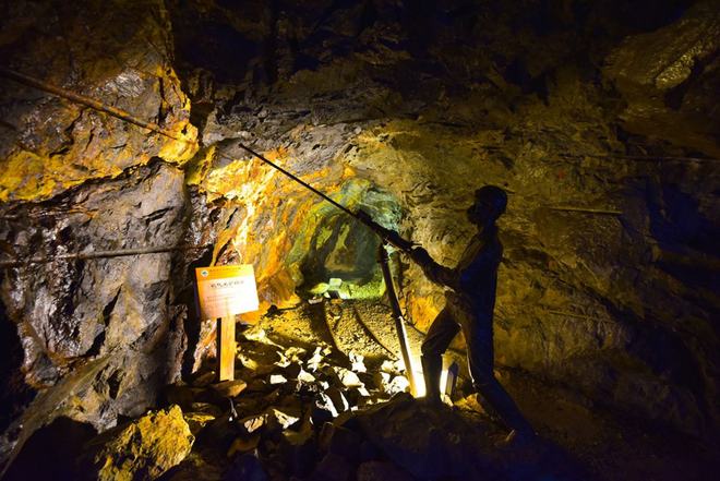 Người đàn ông phát hiện dòng suối chứa vàng gần làng, chuyên gia lập tức phong tỏa hiện trường: Mỏ vàng trữ lượng 5 tấn bị “bỏ bê” vì 1 lý do - Ảnh 3.