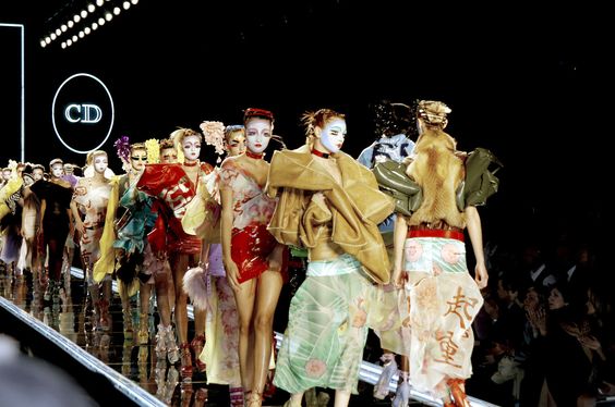 Show diễn bất ổn nhất nhì lịch sử Dior: Model walk sập sàn dù bị phá đám, hot lại sau 21 năm - Ảnh 2.