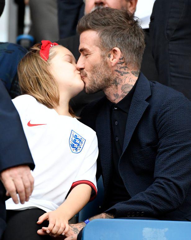 Những lần David Beckham bị chỉ trích vì hành động thân mật quá mức với con gái: Hôn môi, ôm từ phía sau, tay ở vị trí nhạy cảm - Ảnh 7.