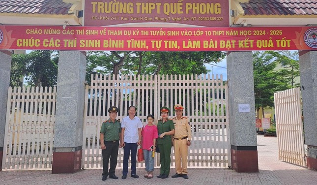Mới mổ ruột thừa, thí sinh ở Nghệ An được thanh niên tình nguyện cõng đến phòng thi - Ảnh 4.