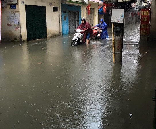 Cứ mưa lớn là ngập nhưng nhà trong ngõ nhỏ Hà Nội vẫn có giá trăm triệu đồng mỗi m2, chuyên gia khẳng định khó giảm - Ảnh 1.