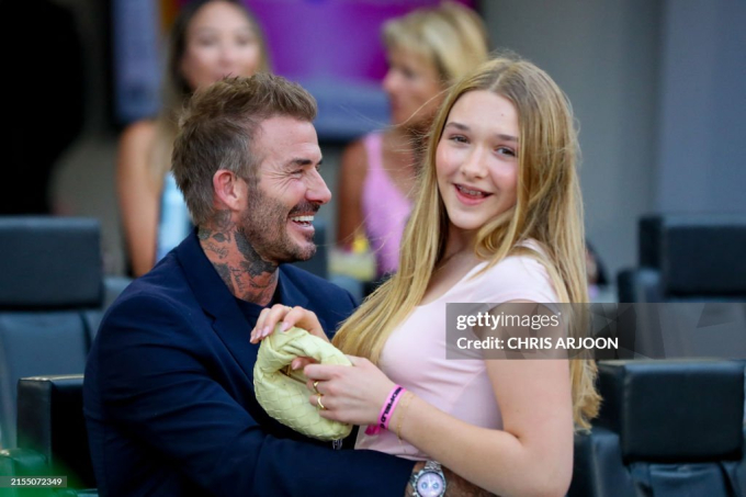 Con gái Beckham ở tuổi dậy thì: Lột xác thành thiếu nữ xinh đẹp, thích diện váy hai dây nữ tính, gây sốt mỗi lần xuất hiện cùng bố - Ảnh 1. Con gái Beckham ở tuổi dậy thì: Lột xác thành thiếu nữ xinh đẹp, thích diện váy hai dây nữ tính, gây sốt mỗi lần xuất hiện cùng bố - Ảnh 1.