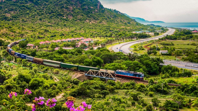 Chuyến tàu dài nhất Việt Nam được chuyên trang quốc tế ca ngợi, du khách nhận xét: Lâu nhưng xứng đáng - Ảnh 1.