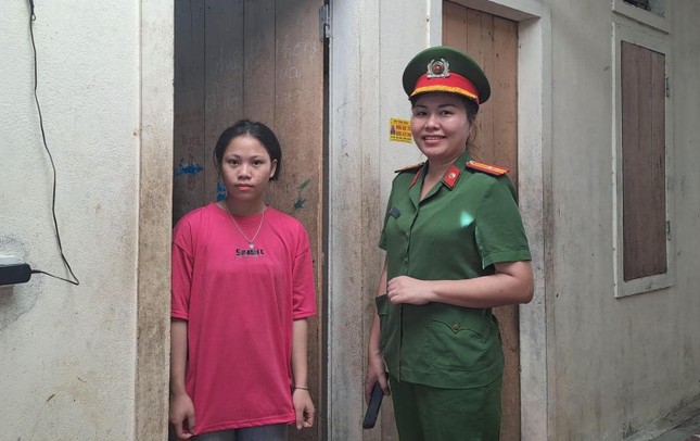 Mới mổ ruột thừa, thí sinh ở Nghệ An được thanh niên tình nguyện cõng đến phòng thi - Ảnh 3.