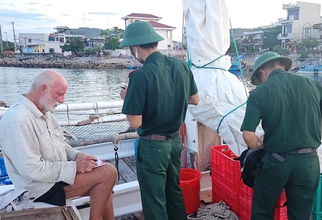 Ông lão người Mỹ kể về 3 tuần trôi dạt trên biển từ Philippines sang Việt Nam - Ảnh 2.