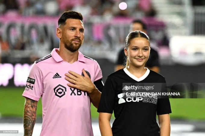 Con gái Beckham ở tuổi dậy thì: Lột xác thành thiếu nữ xinh đẹp, thích diện váy hai dây nữ tính, gây sốt mỗi lần xuất hiện cùng bố - Ảnh 14. Con gái Beckham ở tuổi dậy thì: Lột xác thành thiếu nữ xinh đẹp, thích diện váy hai dây nữ tính, gây sốt mỗi lần xuất hiện cùng bố - Ảnh 14.