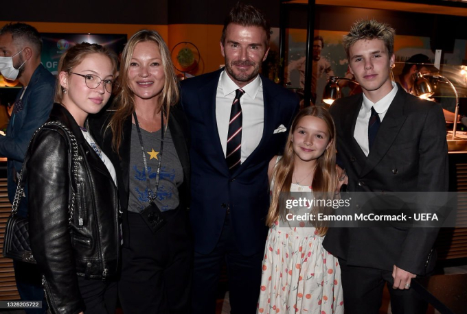 Con gái Beckham ở tuổi dậy thì: Lột xác thành thiếu nữ xinh đẹp, thích diện váy hai dây nữ tính, gây sốt mỗi lần xuất hiện cùng bố - Ảnh 13. Con gái Beckham ở tuổi dậy thì: Lột xác thành thiếu nữ xinh đẹp, thích diện váy hai dây nữ tính, gây sốt mỗi lần xuất hiện cùng bố - Ảnh 13.
