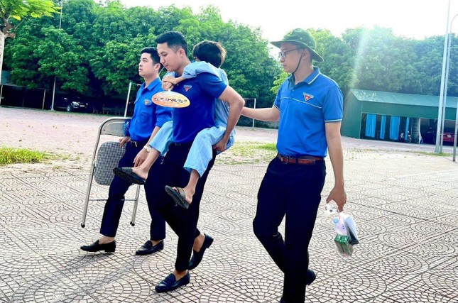 Mới mổ ruột thừa, thí sinh ở Nghệ An được thanh niên tình nguyện cõng đến phòng thi - Ảnh 1.