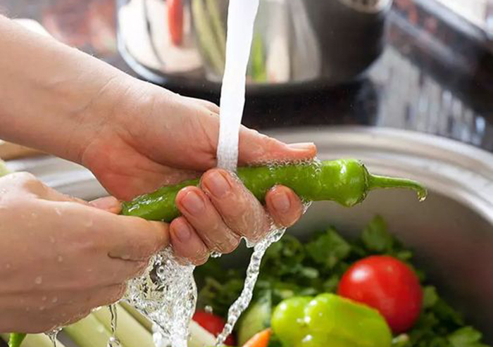 5 sai lầm khiến rau củ quả càng rửa càng bẩn, thất thoát dinh dưỡng và chất độc hại ngấm sâu hơn - Ảnh 3.