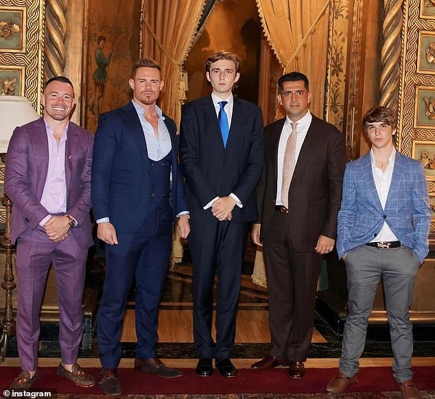 “Hoàng tử Nhà Trắng” Barron Trump ở tuổi 18: Nhan sắc “dậy thì thành công” đúng như mong đợi, chỉ xuất hiện thoáng qua cũng gây bất ngờ - Ảnh 4. “Hoàng tử Nhà Trắng” Barron Trump ở tuổi 18: Nhan sắc “dậy thì thành công” đúng như mong đợi, chỉ xuất hiện thoáng qua cũng gây bất ngờ - Ảnh 4.