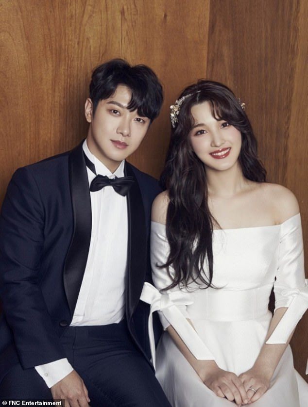 Bà mẹ trẻ nhất Kpop ly hôn, bỏ 3 con cho chồng cũ nuôi để chạy theo bạn trai mới? - Ảnh 3. Bà mẹ trẻ nhất Kpop ly hôn, bỏ 3 con cho chồng cũ nuôi để chạy theo bạn trai mới? - Ảnh 3.