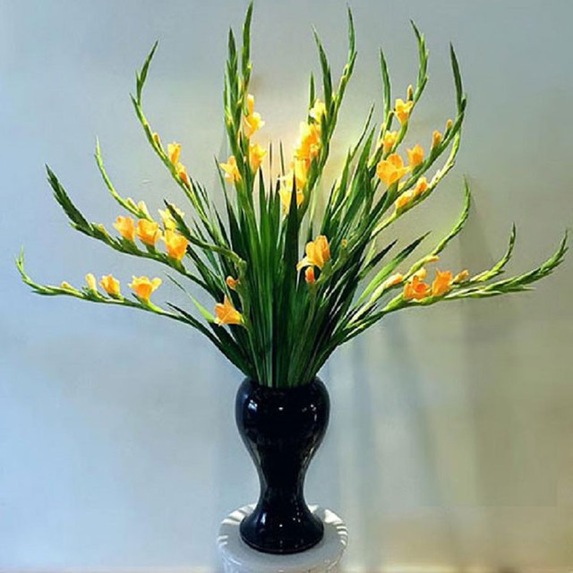 Hoa cúng mùng 1 không nhất thiết phải chọn số lẻ: Gia chủ tuổi này cắm hoa số chẵn mới may mắn - Ảnh 2.