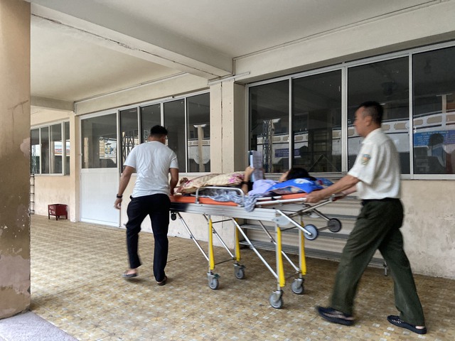 Gặp tai nạn trên đường đi thi, một thí sinh được CSGT hỗ trợ khẩn cấp - Ảnh 3.