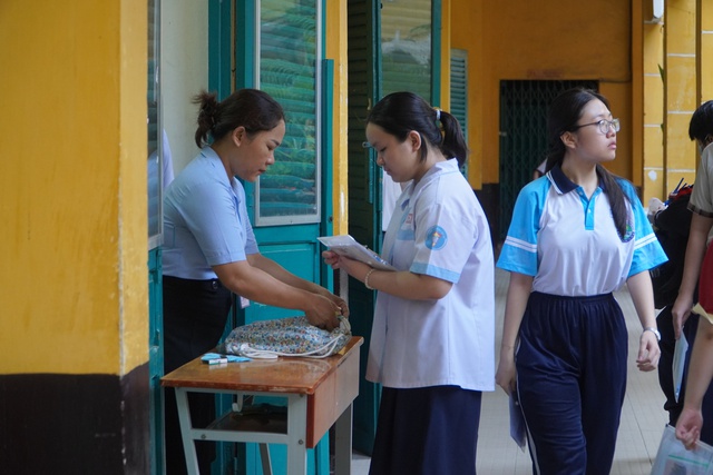Phụ huynh nhờ phát loa nhắc con không vi phạm quy chế - Ảnh 6.