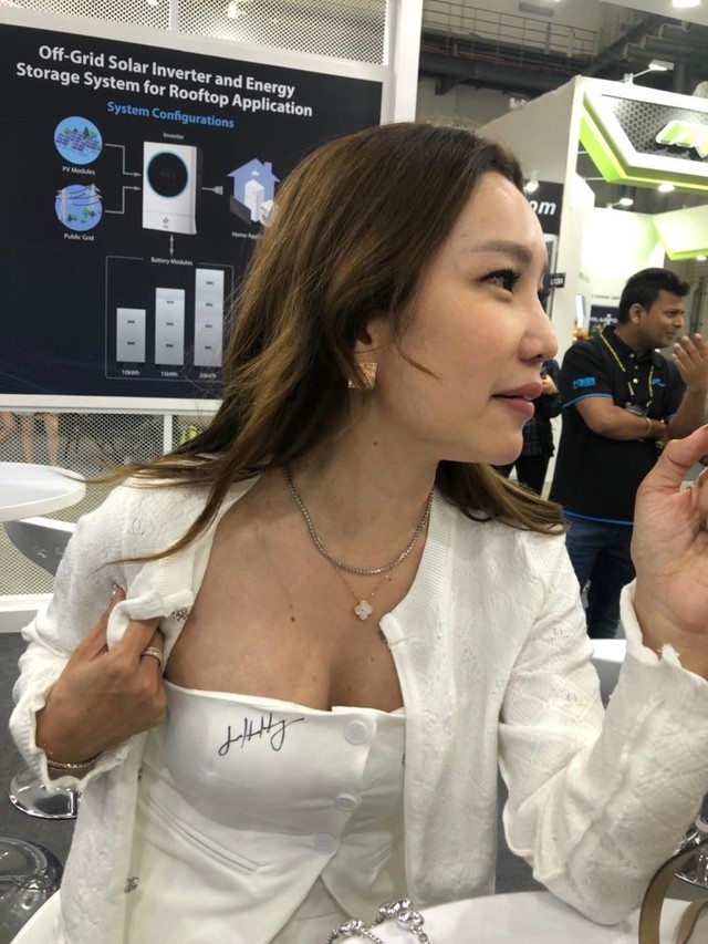 CEO NVIDIA Jensen Huang gây tranh cãi vì ký tên lên ngực áo người phụ nữ - Ảnh 2.