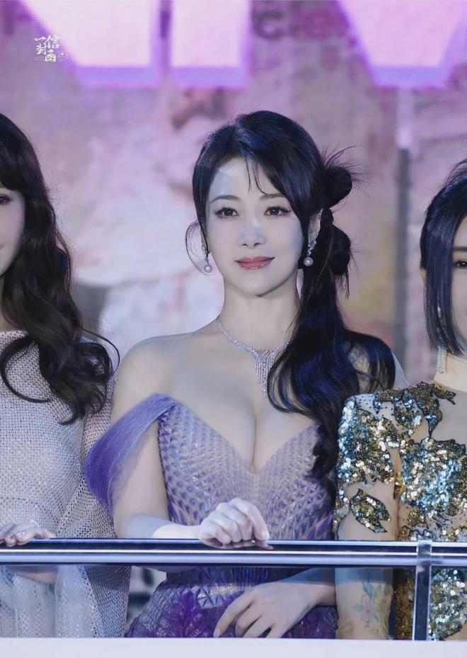 Mỹ nhân 49 tuổi vẫn trẻ đẹp như gái đôi mươi, body nóng bỏng khiến dân tình ná thở - Ảnh 1. Mỹ nhân 49 tuổi vẫn trẻ đẹp như gái đôi mươi, body nóng bỏng khiến dân tình ná thở - Ảnh 1.