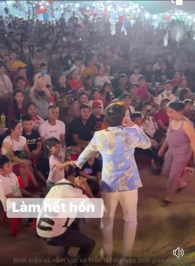 Bị sàm sỡ khi xuống giao lưu với khán giả, nam ca sĩ Việt phải chạy ngay lên sân khấu - Ảnh 2.