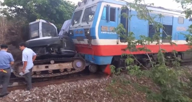 Tàu hỏa SE 10 tông vào máy xúc, đường sắt Bắc - Nam qua Bình Thuận gián đoạn - Ảnh 1.