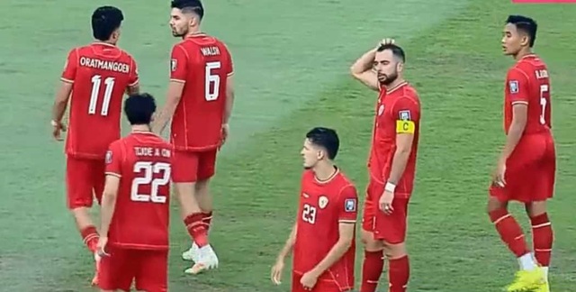 Indonesia thảm bại, CĐV phẫn nộ: &ldquo;Sai lầm của họ qu&aacute; ngớ ngẩn, kh&ocirc;ng thể chấp nhận được&rdquo; - Ảnh 1.