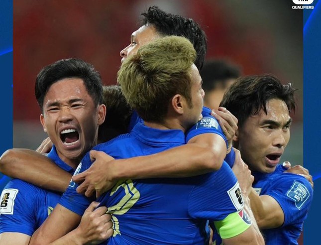 Đ&aacute;nh rơi chiến thắng ph&uacute;t cuối, ĐT Th&aacute;i Lan cạn hy vọng v&agrave;o v&ograve;ng trong - Ảnh 2.