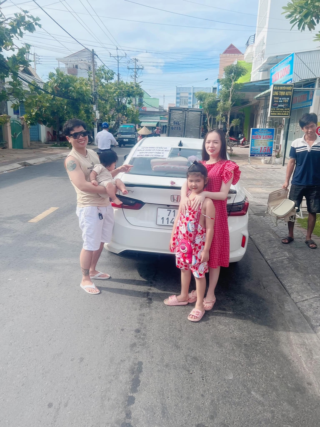Tờ giấy lạ dán phía sau ô tô khiến người đi đường sửng sốt, không nỡ trách: Chủ xe tiết lộ lí do - Ảnh 3.