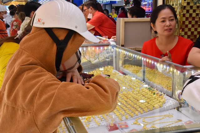 Gi&aacute; v&agrave;ng h&ocirc;m nay, 6-6: Tăng mạnh trở lại - Ảnh 1.