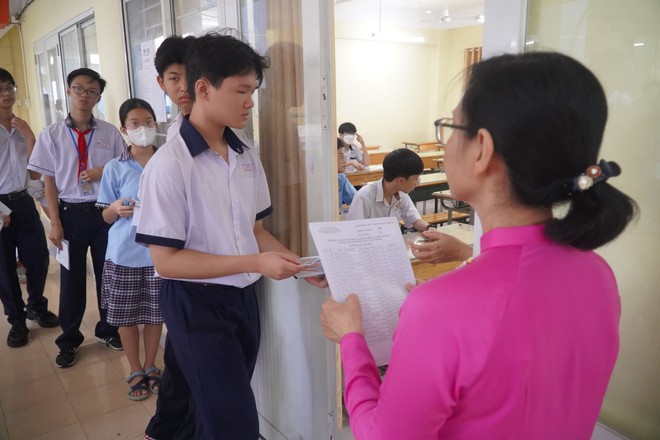 Kết thúc môn Văn thi vào lớp 10 TP.HCM: Thí sinh phấn khởi vì đề siêu ý nghĩa mà vừa sức - Ảnh 28.