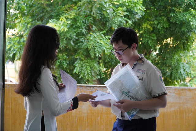 Phụ huynh nhờ phát loa nhắc con không vi phạm quy chế - Ảnh 5.