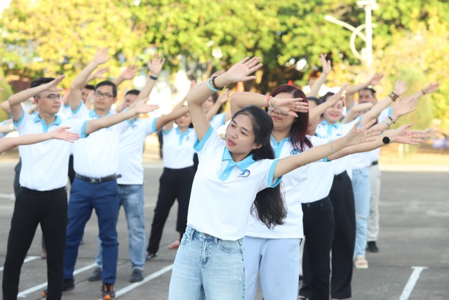 Trò chuyện với tác giả bài thơ xúc cảm về Trường Sa vào đề thi tuyển sinh lớp 10 - Ảnh 5.