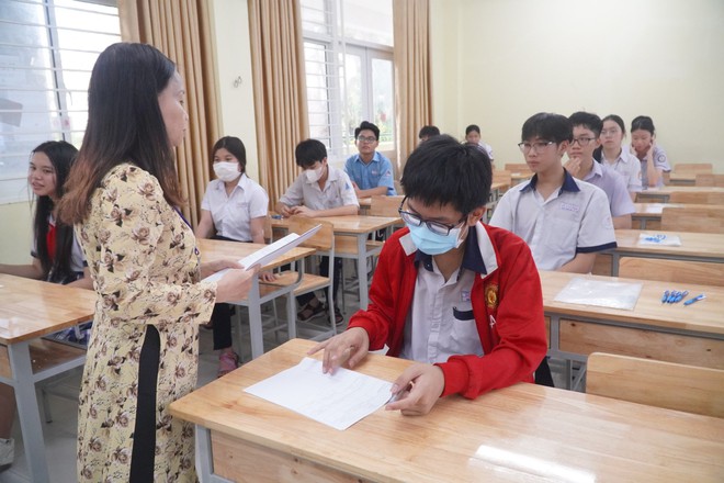 Kết thúc môn Văn thi vào lớp 10 TP.HCM: Thí sinh phấn khởi vì đề siêu ý nghĩa mà vừa sức - Ảnh 27.