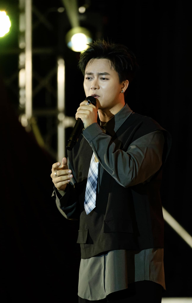 Thất bại v&igrave; đầu tư chứng kho&aacute;n, nam ca sĩ Việt phải b&aacute;n nh&agrave; - Ảnh 1.