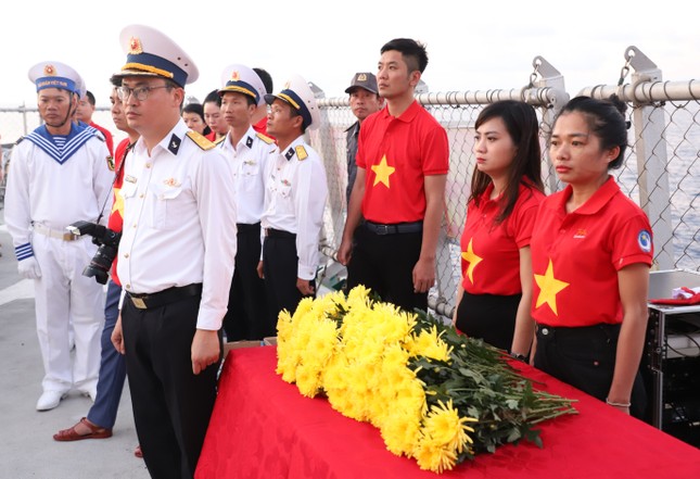 Trò chuyện với tác giả bài thơ xúc cảm về Trường Sa vào đề thi tuyển sinh lớp 10 - Ảnh 4.