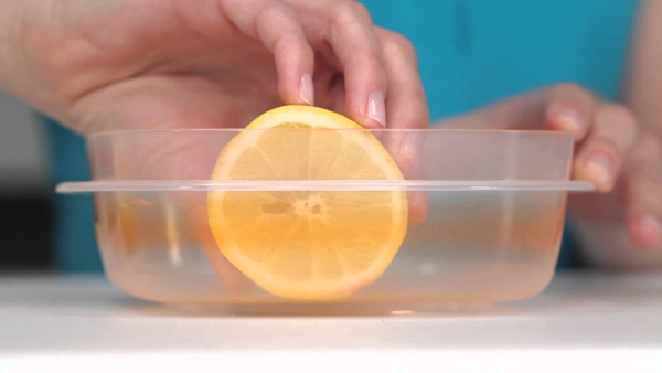 Người d&ugrave;ng hướng dẫn mẹo l&agrave;m sạch hộp nhựa kh&ocirc;ng cần miếng rửa b&aacute;t: Hiệu quả thật sự thế n&agrave;o? - Ảnh 5.